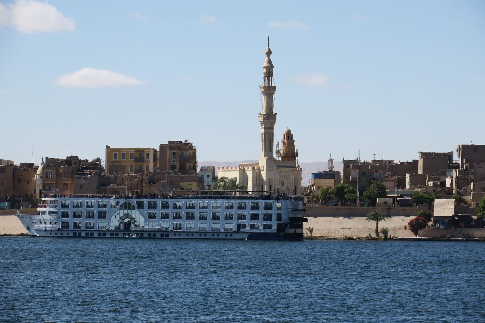 مركب راسٍ تحت مآذن إسنا